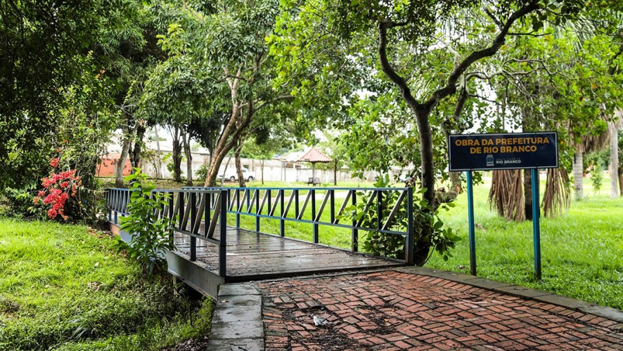 Prefeitura de Rio Branco realiza manutenção de passarelas e serviços de limpeza no Parque da Maternidade