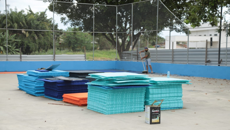 Prefeitura avança com obra de quadra esportiva com piso modular no bairro Doca Furtado