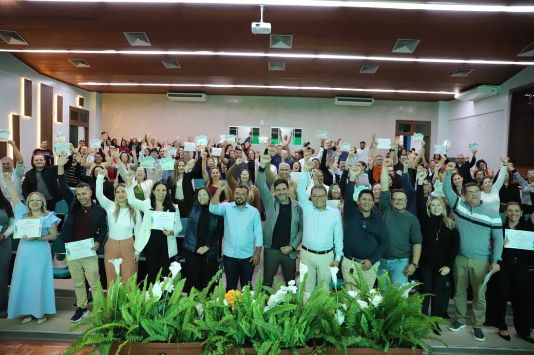 Educação entrega do prêmio Alfabetiza Acre a gestores municipais que mais avançaram na alfabetização