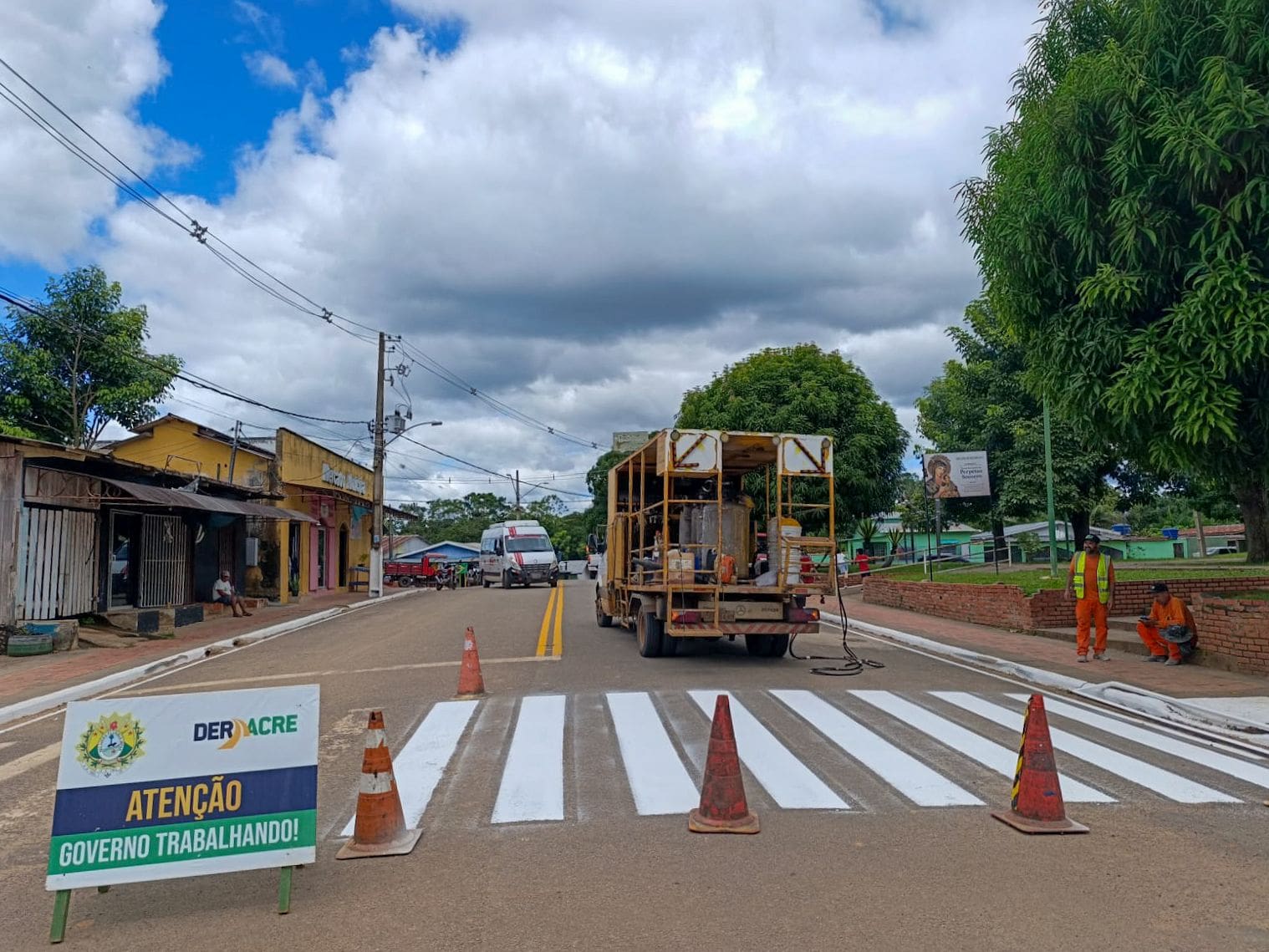 Governo do Acre reforça segurança no trânsito com nova sinalização viária na Avenida Raimundo Chaar, em Assis Brasil