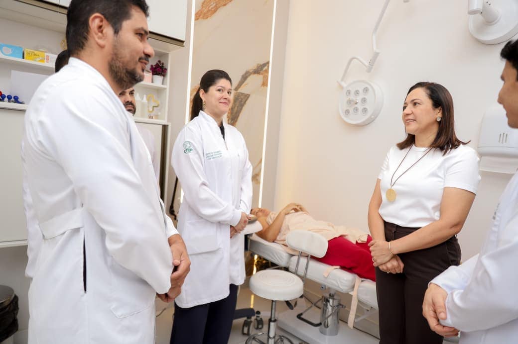 Governadora Mailza Assis conhece projeto de capacitação médica da Clínica MED’AC e destaca importância do fortalecimento da saúde no Acre