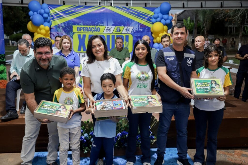 ‘Incentivo para que continuem estudando’, diz governadora Mailza ao autorizar revitalização de escolas e entregar 4,4 mil kits escolares em Xapuri