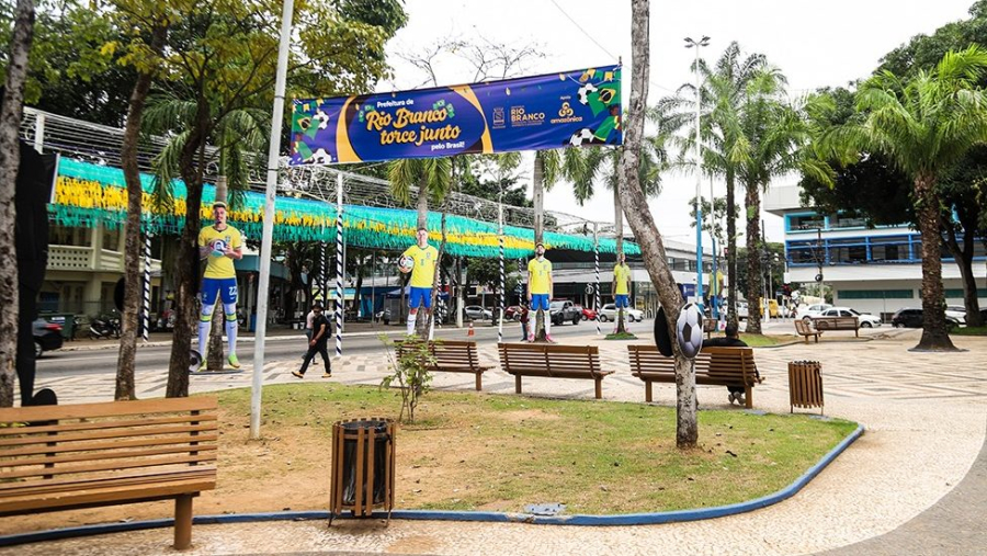Praça da Revolução se prepara para mais uma festa da torcida no jogo Brasil x Haiti nesta sexta-feira