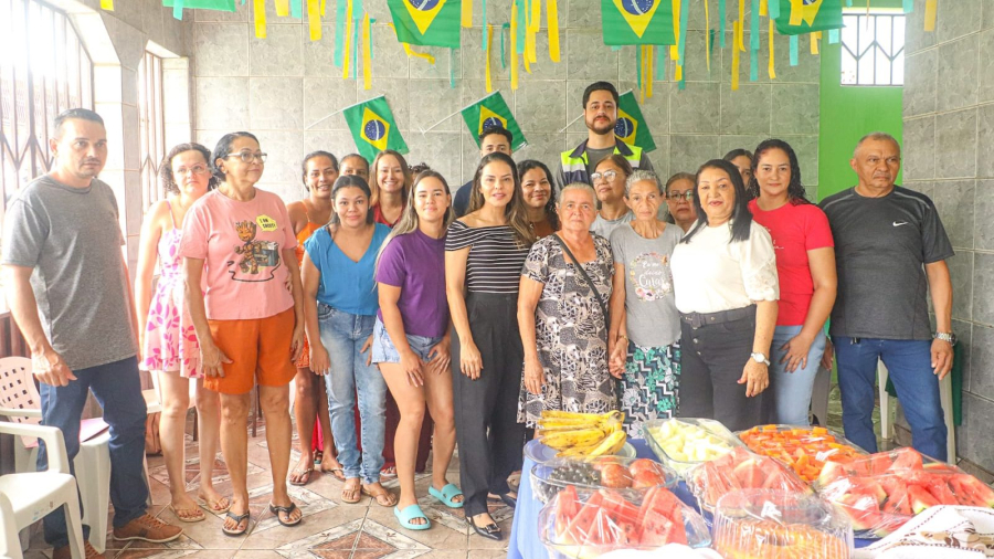 Prefeitura entrega cestas básicas arrecadadas no Maio Amarelo a famílias do Oscar Passos I e II