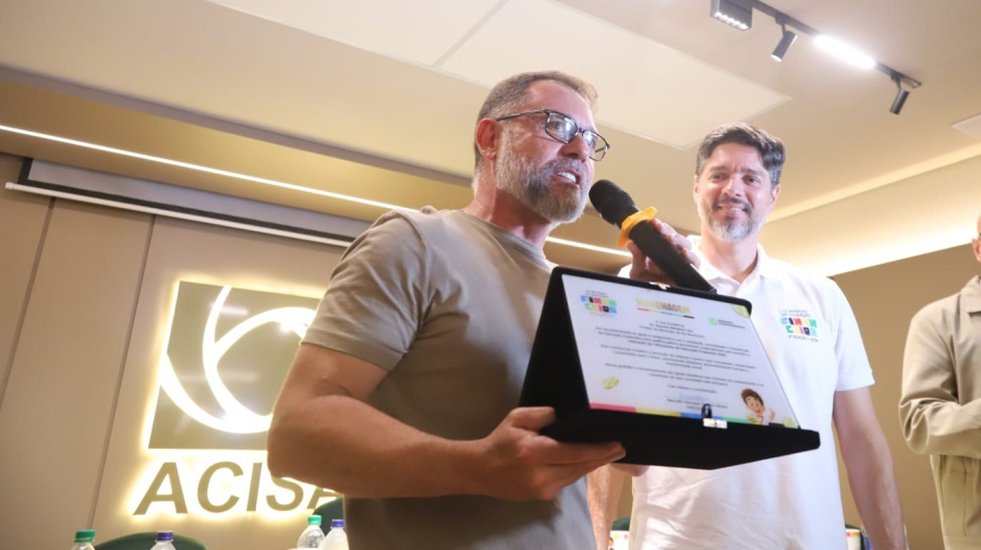 Prefeito de Rio Branco é homenageado durante lançamento de olimpíada de educação financeira