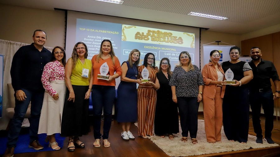 Prefeitura reconhece escolas com melhores resultados no Prêmio Alfabetiza Rio Branco
