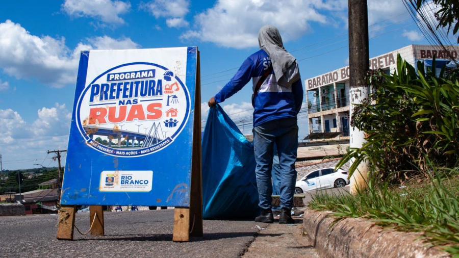 Força-tarefa mobiliza 350 trabalhadores para retirar toneladas de resíduos eleitorais das ruas de Rio Branco